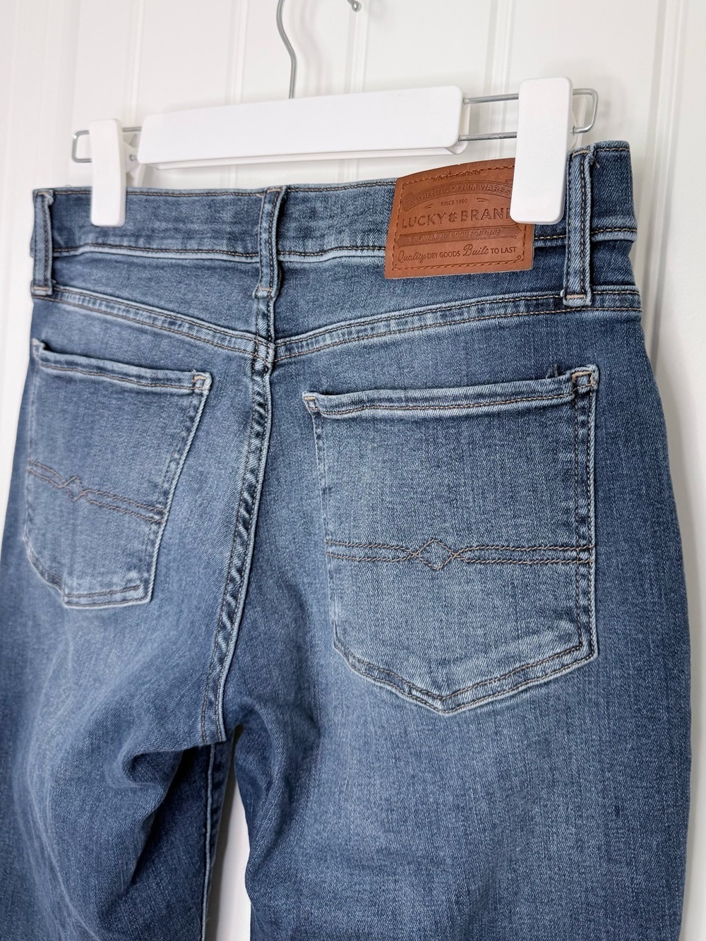 Lucky Brand Women’s Sweet Mid Rise Straight Leg Jeans - Medium Blue Wash - Picture 4 of 6